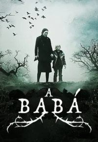 Mulher e criança de mãos dadas em paisagem sombria com árvores secas. Pássaros voam sob céu nublado. Clima desolador e misterioso.