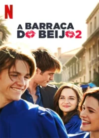 Quatro jovens felizes em um dia ensolarado,com prédios antigos ao fundo. Clima de romance e amizade adolescente.