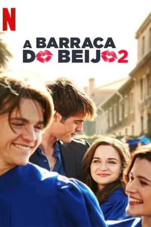 Quatro jovens felizes em um dia ensolarado, com prédios antigos ao fundo. Clima de romance e amizade adolescente.