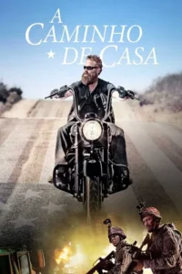 A Caminho De Casa 8 Homem barbudo em moto sob céu azul, contrastando com soldados armados em zona de guerra, com fundo de bandeira EUA.