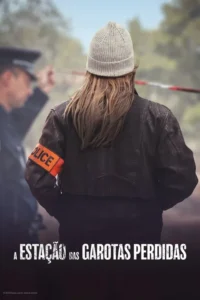 Uma policial de costas com braçadeira POLICE,boina e jaqueta,em cena de crime com fita. Outro policial desfocado ao lado.