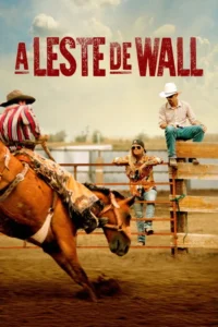 Três pessoas em um rodeio:um cowboy em cavalo empinado,uma mulher e um homem sentados na cerca. Clima country,céu nublado.