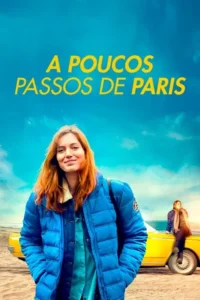 A Poucos Passos de Paris 9 Mulher sorridente em jaqueta azul, outra sentada em carro amarelo numa praia sob céu azul. Clima de aventura.