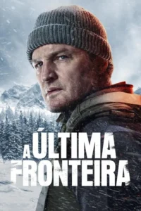Homem sério com gorro em ambiente gélido de montanhas e floresta nevadas,sob neve caindo. Clima de sobrevivência.