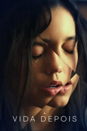 Close-up de mulher com olhos fechados, uma lágrima escorrendo. Imagem dividida diagonalmente, sugere drama e emoção.