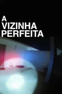 Pátio de casa à noite. Luzes vermelha e azul iluminam a parede branca e o chão, criando uma atmosfera tensa e misteriosa.
