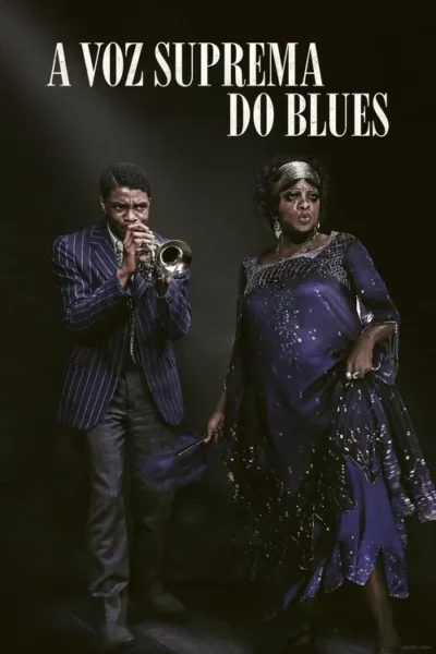 Um trompetista em terno e uma cantora em vestido azul com brilhos, em pose dramática sobre um fundo escuro. Clima de blues.