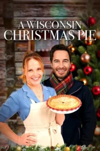 Mulher de avental e homem de cachecol sorriem com torta à frente. Fundo de casa de madeira e árvore de Natal. Clima alegre.
