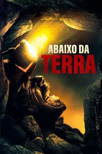 Um macaco gigante, com boca aberta, emerge da escuridão rochosa de uma caverna, iluminado por uma forte lanterna.