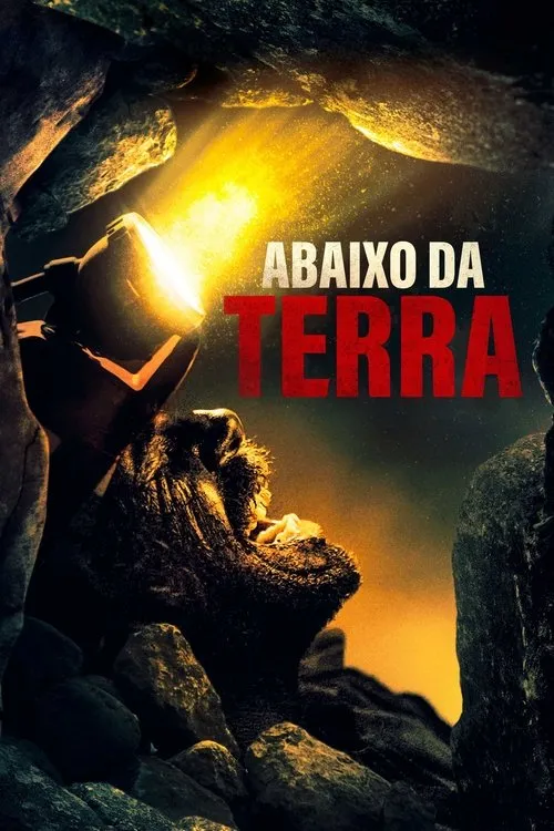 Um macaco gigante, com boca aberta, emerge da escuridão rochosa de uma caverna, iluminado por uma forte lanterna.
