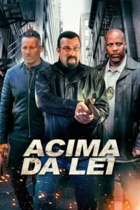 Três homens sérios,dois com armas,em um beco urbano. Um usa distintivo policial. Atmosfera de ação intensa.
