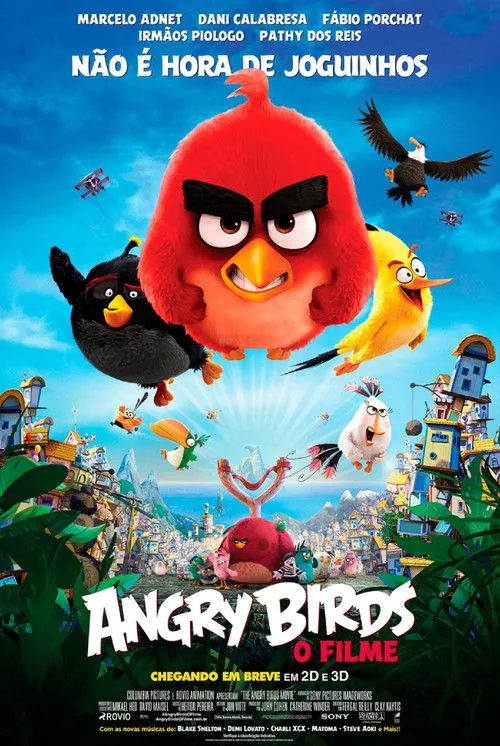 Angry Birds:O Filme 1 Pôster animado:um pássaro vermelho zangado e outros pássaros coloridos voam sobre uma ilha vibrante. Cenário divertido e agitado.