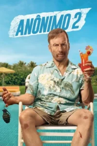 Homem com ferimentos,camisa tropical e shorts,segurando um coquetel e uma granada,relaxa à beira da piscina em cenário ensolarado.