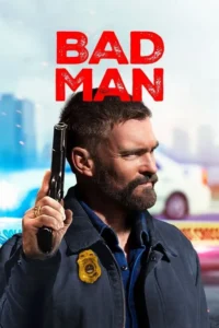 Homem barbudo com distintivo policial segura uma arma. Fundo urbano borrado com fita policial e carro. Clima tenso.