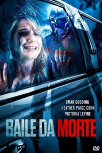 Mulher aterrorizada com tiara grita através do vidro rachado e ensanguentado de um carro. Um assassino mascarado espreita. Terror.