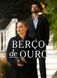 Um homem de terno e uma mulher de casaco preto com olhar intenso em cenário noturno elegante e dramático.