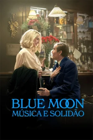 Mulher loira sorridente e homem em terno azul conversam em um bar aconchegante, com flores vermelhas e iluminação vintage.