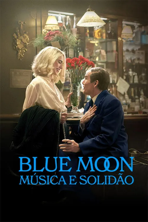 Blue Moon 1 Mulher loira sorridente e homem em terno azul conversam em um bar aconchegante,com flores vermelhas e iluminação vintage.
