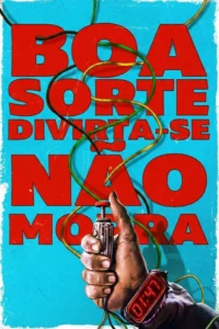 Pôster azul vibrante com BOA SORTE DIVIRTA-SE NÃO MORRA em vermelho. Uma mão segura um detonador,com relógio 01:47. Fios por toda parte.