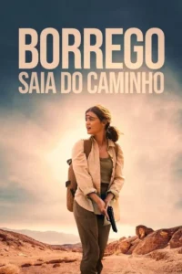 Mulher com mochila e pistola,olhando apreensiva em deserto montanhoso com céu alaranjado. Clima de ação e sobrevivência.