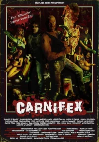 Carnifex 5 Pôster de horror/gore: Homem monstruoso e outro com machado, ambos ensanguentados. Mulheres de biquíni com motosserras e muito sangue.