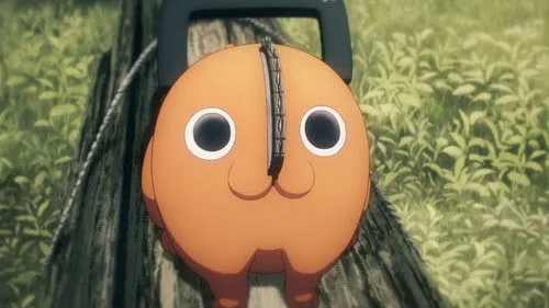 Um cão-motosserra laranja,fofo e de olhos grandes,surge em primeiro plano. Ao fundo,folhagem verde e um tronco de árvore. Clima singular.