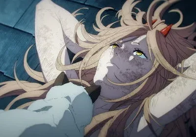 Jovem loira com chifres e lágrimas, ferida, deitada com um gato branco num ambiente escuro e sombrio.