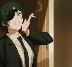 Mulher de cabelo escuro, tapa-olho e terno sorri de lado, segurando cigarro. Ambiente interno com luz quente.