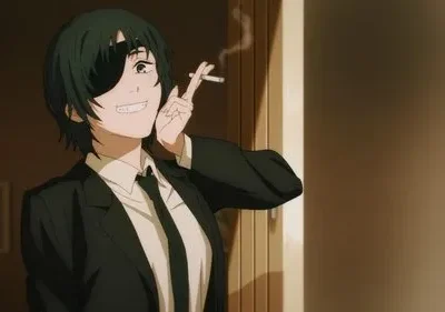 Mulher de cabelo escuro, tapa-olho e terno sorri de lado, segurando cigarro. Ambiente interno com luz quente.