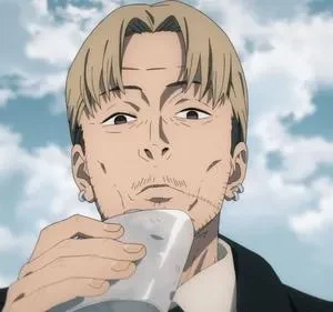 Homem de cabelo loiro, barba rala e brinco, bebendo de um copo branco. Expressão séria sob céu azul com nuvens.