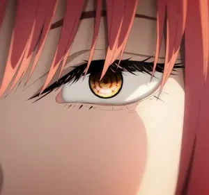Close-up de um olho anime com íris dourada brilhante e cabelo rosa. Expressão intensa sob luz quente e dramática.