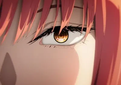 Close-up de um olho anime com íris dourada brilhante e cabelo rosa. Expressão intensa sob luz quente e dramática.
