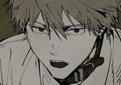 Jovem de anime com cabelo bagunçado, olhos intensos e presas à mostra. Uma coleira preta aparece no pescoço. Close-up dramático.