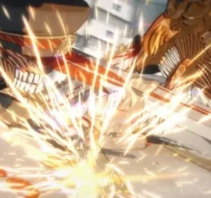 Anime: figura com cabeça de serra elétrica em combate, faíscas e sangue voam ao colidir com um oponente.