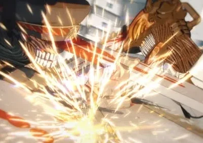 Anime: figura com cabeça de serra elétrica em combate, faíscas e sangue voam ao colidir com um oponente.