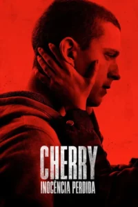 Jovem de perfil,cabeça baixa. Uma mão com anel repousa em seu rosto/nuca. Fundo vermelho vibrante. Transmite drama e intensidade.