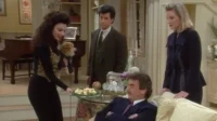 Mulher animada com cão e estampa de leopardo serve aperitivos em sala opulenta. Três adultos, um sentado, observam.