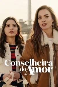 Duas mulheres de cabelos castanhos em casacos de inverno,olhando à distância. Cenário urbano desfocado e ensolarado.