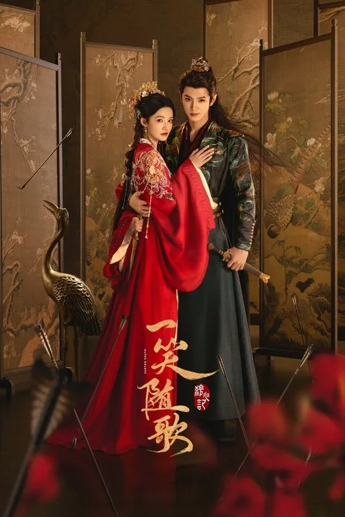 Casal em trajes tradicionais asiáticos,ela de vermelho e ele de verde,ambos segurando espadas. Fundo com biombos e flechas caídas. Clima de romance épico.