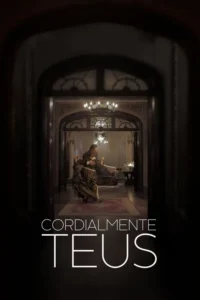 Cordialmente Teus 8 Casal em trajes de época dança em salão elegante com candelabros, visto através de um portal. Atmosfera misteriosa e formal.