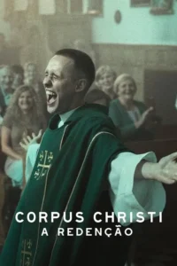 Jovem padre em vestes verdes grita com fervor em igreja,enquanto fiéis assistem sorridentes. Clima intenso e espiritual.