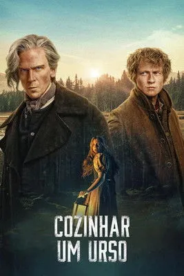 Pôster: Dois homens sérios e uma menina com lanterna em casacos antigos, em floresta ao pôr do sol. Clima sombrio.