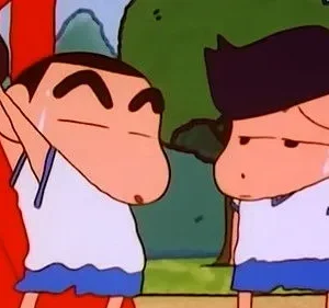 Dois garotos de anime em uniforme esportivo. Um se esforça com um aro, o outro suado e com expressão de desânimo. Cenário verde.