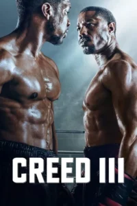 Dois boxeadores musculosos e suados se encaram intensamente em um ringue. Clima tenso e confrontador.