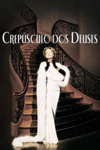 Uma diva de vestido branco e pele,com luvas pretas,faz uma pose dramática em uma grandiosa escadaria escura.