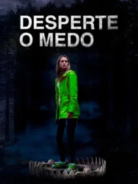 Desperte o Medo 2 Pôster de terror. Mulher de jaqueta verde vibrante sobre uma armadilha de urso gigante em floresta escura, olhando apreensiva.