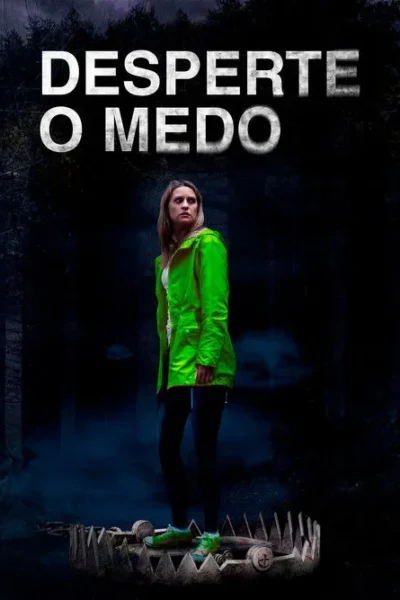 Pôster de terror. Mulher de jaqueta verde vibrante sobre uma armadilha de urso gigante em floresta escura, olhando apreensiva.