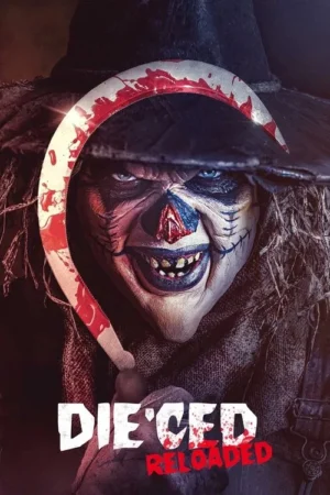 Espantalho horripilante de chapéu escuro e rosto costurado, com olhos azuis e sorriso macabro, segurando uma foice ensanguentada.