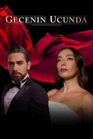 Homem de smoking e mulher em vestido elegante contra fundo preto com tecido vermelho vibrante. Clima dramático e romântico.