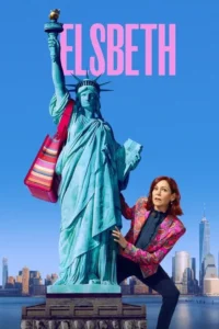 Mulher ruiva em blazer estampado,encosta-se à Estátua da Liberdade,que tem uma bolsa colorida. Céu azul e skyline de NY.